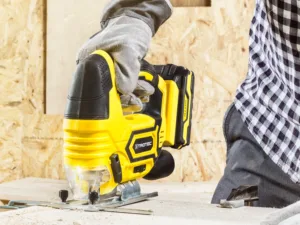 Con esta sierra de calar pendular inalámbrica estarás listo para trabajar en cualquier lugar, sin necesidad de enchufes. El PJSS 11‑20V cuenta con un potente motor de gran carrera, alimentado por una batería recargable de 20 V que, gracias a su tecnología de iones de litio, no sufre efecto memoria ni se autodescarga. Esto asegura que la sierra siempre esté lista para usar, incluso después de períodos prolongados de inactividad. Un indicador luminoso de tres niveles te muestra el estado de carga de la ba Alto rendimiento y versatilidad La PJSS 11‑20V ofrece el mismo rendimiento que una sierra de calar con cable. Con control de velocidad ajustable, interruptor de seguridad y movimiento pendular regulable en cuatro posiciones (incluido ajuste fino), proporciona cortes precisos y rápidos, adaptándose a cada tipo de material, además de un manejo óptimo en curvas. Esta sierra permite cortar hasta 80 mm en madera, 12 mm en aluminio. El sistema de sujeción rápida facilita el cambio de hojas en segundos, sin herramientas. Además, se incluyen hojas de sierra de alta calidad para diferentes tipos de trabajo, lista